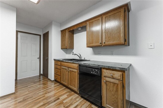 Building Photo - 2109 Oakwood Ave
