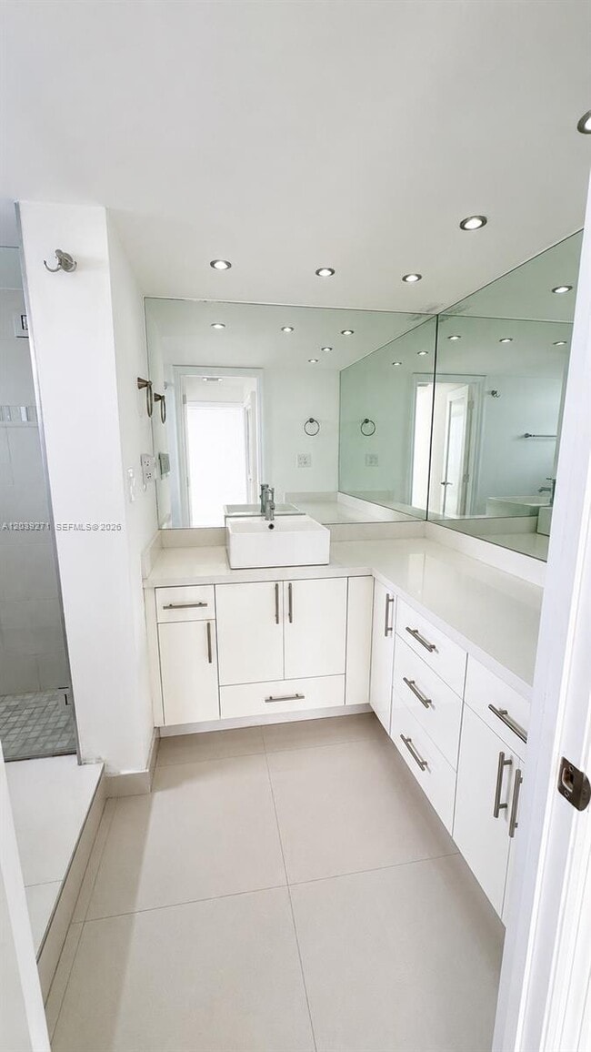 Building Photo - 6039 Collins Ave