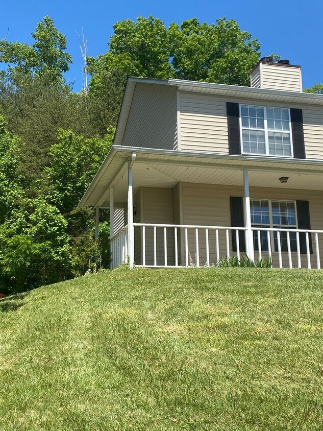Foto principal - Super Convenient, Haw Creek Townhome, 2 Be...