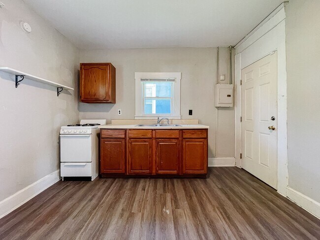 Foto del edificio - AVAILABLE NOW! Close to Campus