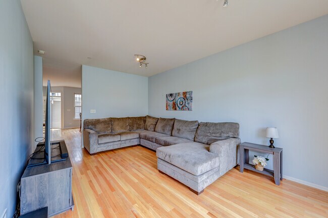 Building Photo - 2569 Waterbury Ln