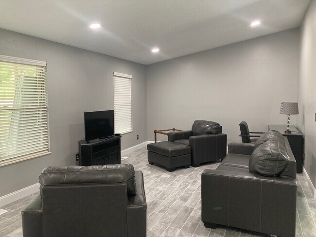 Foto del edificio - 490 Beechwood Cir