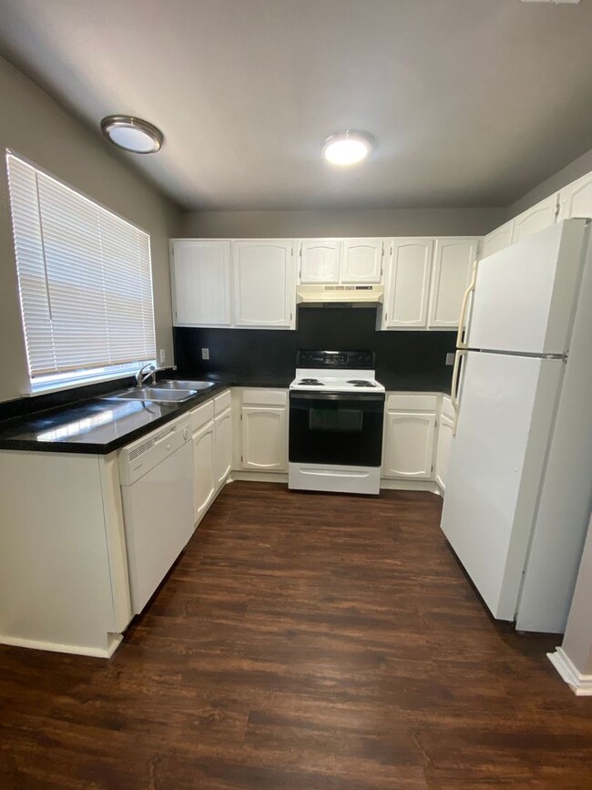 Building Photo - 2 Bedroom 1.5 Bathroom Townhouse