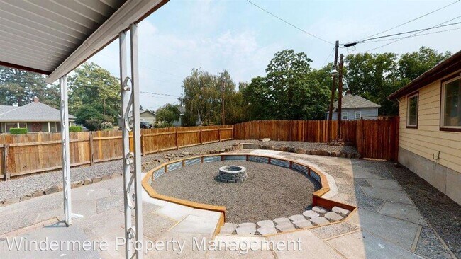 Foto del edificio - 6 br, 3 bath House - 430 E. Oak Street