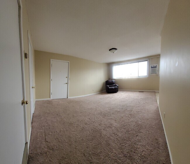Natural light compliments spacious living room - 150 Island Park Dr NE