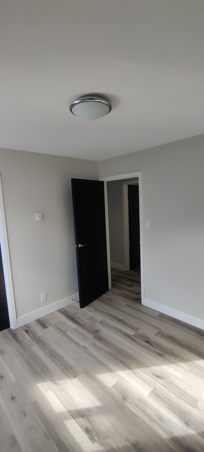 Building Photo - Spacious 3BR Apartment with Modern Finishes & Bright Open Layout