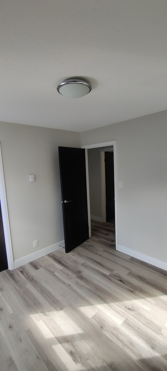 Photo du bâtiment - Spacious 3BR Apartment with Modern Finishes & Bright Open Layout