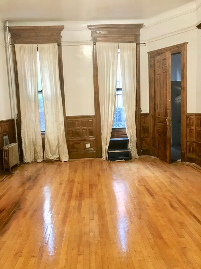 Building Photo - 15 W 120 St