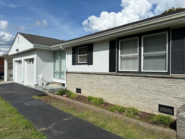 Foto del edificio - IMMACULATE ONE LEVEL HOME AVAILABLE IN SUR...