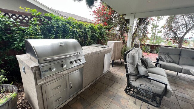 Building Photo - Turnkey 3 Bed 2 Bath Single Story View Hom...