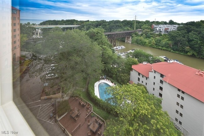 Foto del edificio - 19000 Lake Rd