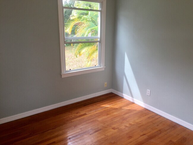 13333 Folleto de la autopista del noroeste - 1608 Knollwood Circle