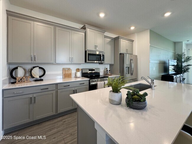 Foto del edificio - 1959 Croft Inlt Dr NW