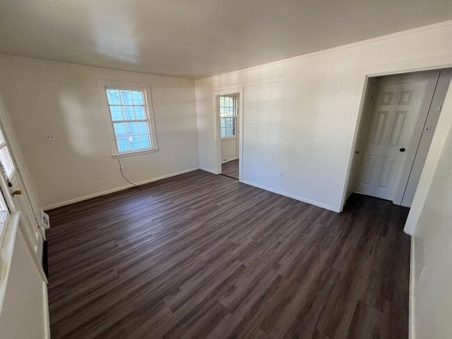 Building Photo - Remodeled 2 Bedroom Single Family Pet Friendly
