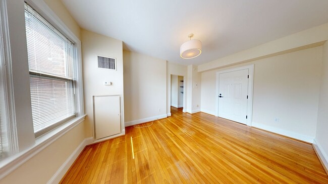 Building Photo - Cleveland Park Studio Apartment Across the...