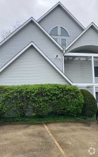 Building Photo - 1204 S College Mall Rd