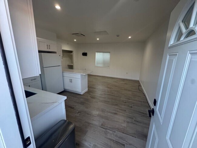 Foto del edificio - 3667 W 108th St