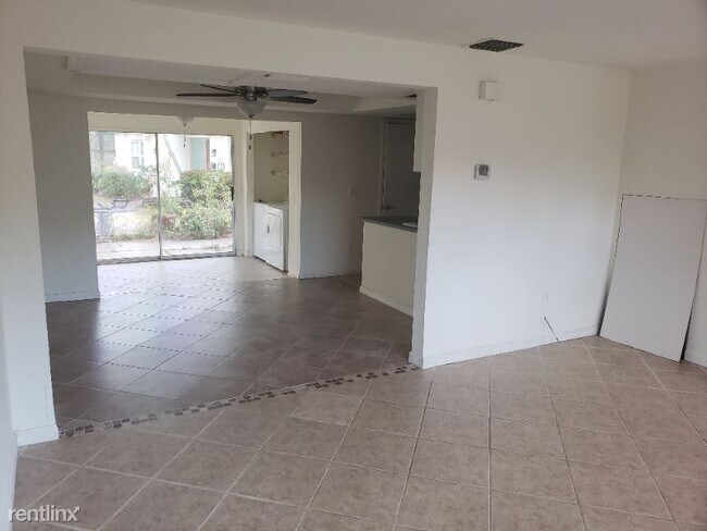 Foto del edificio - 3 br, 1.5 bath Townhome - 4915 Catalina Dr