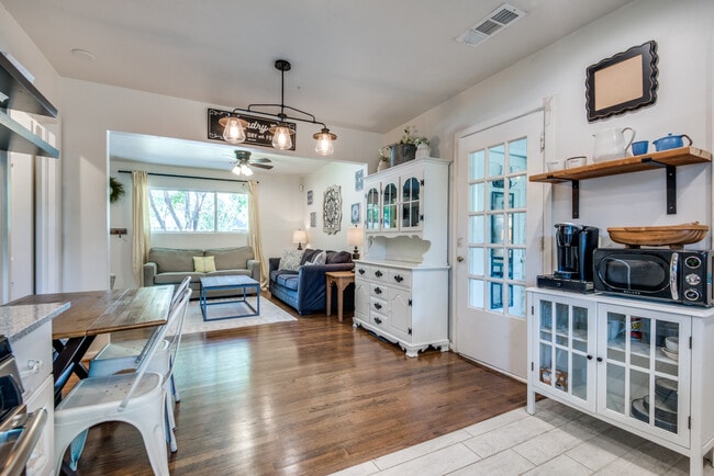 Foto del edificio - 8728 Glencrest Ln