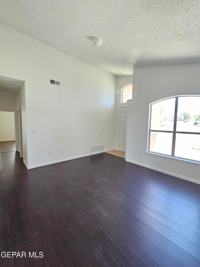 Foto del edificio - 6087 Camden Lake St