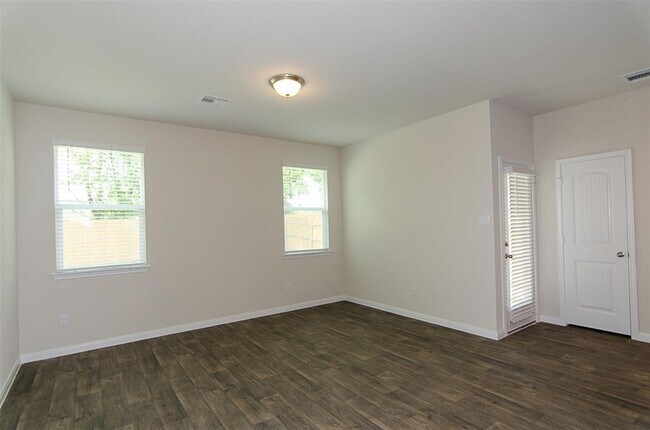 Building Photo - 117 Naset Dr