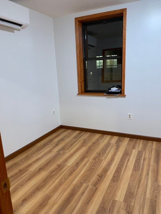 Vista de la habitación desde la entrada de la puerta - 1003 Wood St