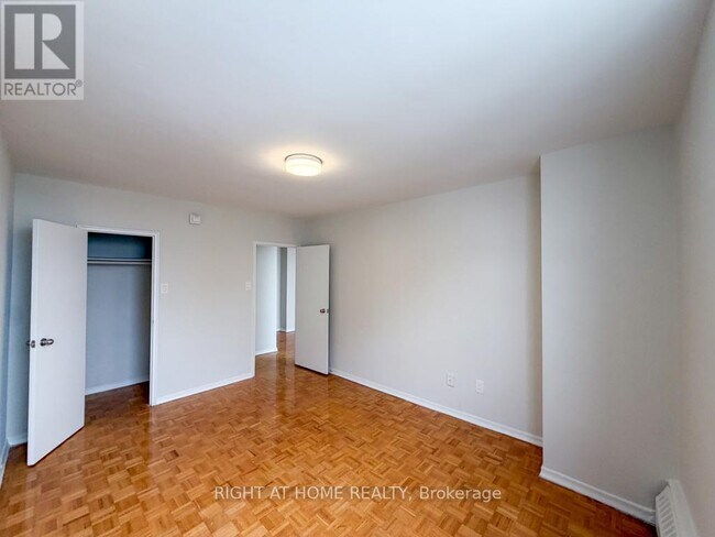 Photo du bâtiment - 1440 Lawrence Ave W