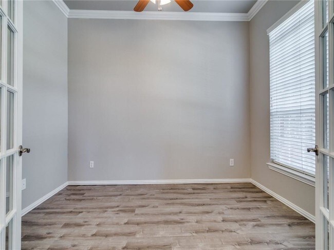 Building Photo - 1600 Country Bend