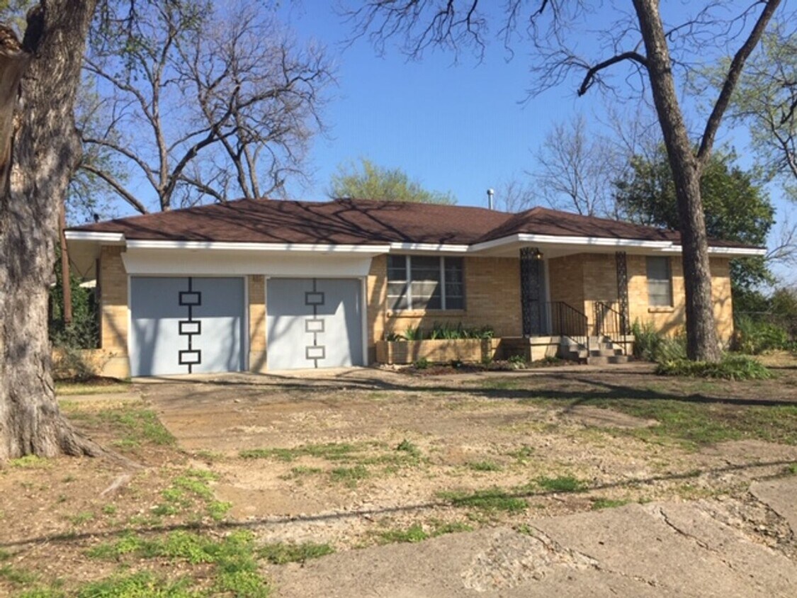 Primary Photo - Near Old Downtown Carrollton - 1622 Denton...