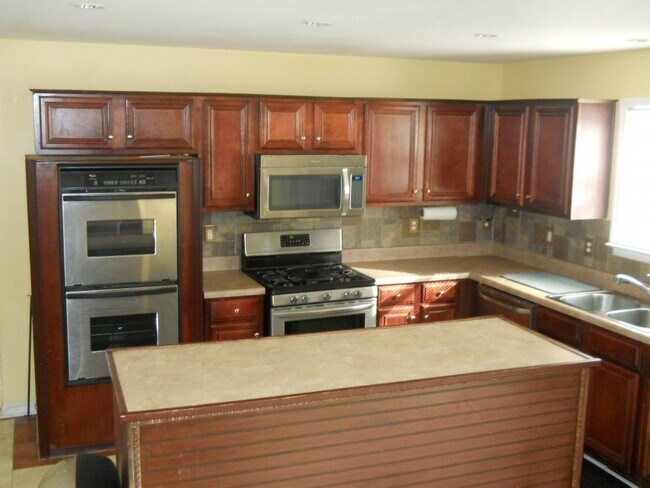 Building Photo - Available for Move In April 1st