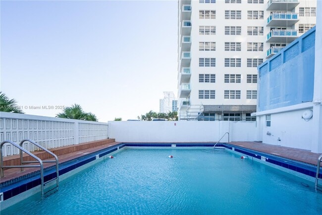 Foto del edificio - 6969 Collins Ave
