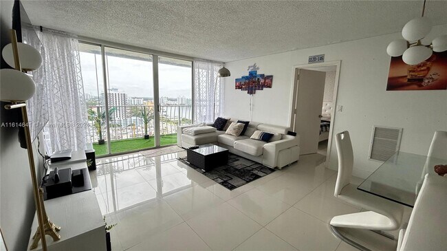 Sala de estar - 7601 E Treasure Dr