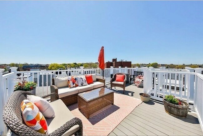 Building Photo - 22 Buttonwood St