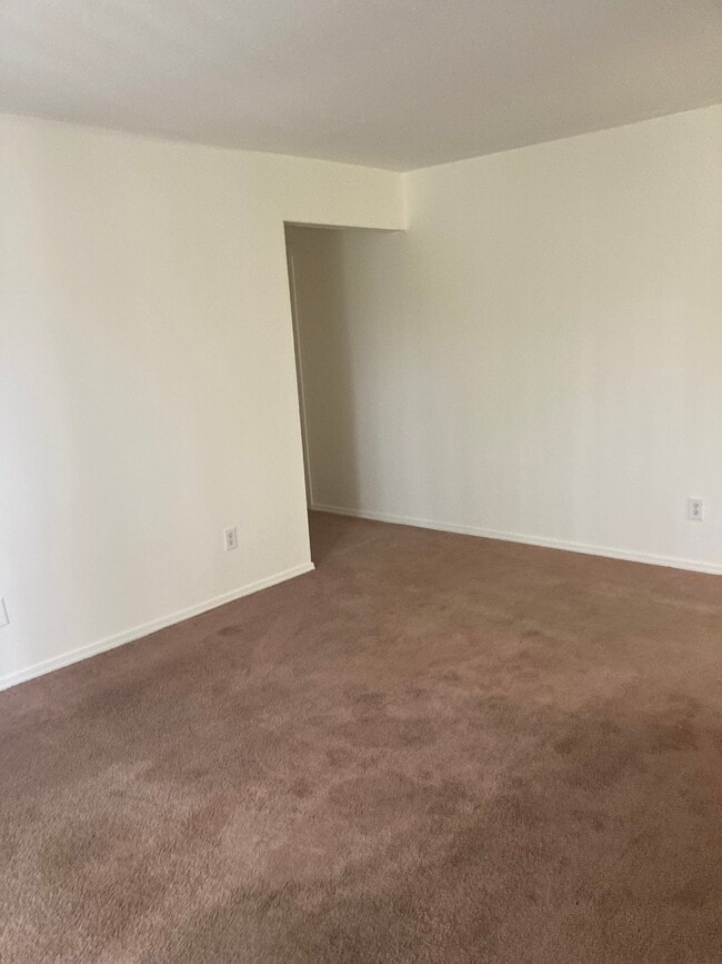 Foto del edificio - 21640 Hillside Dr