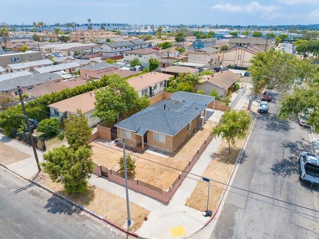 Foto del edificio - RECENTLY REMODELED, BRIGHT & AIRY 3BR2BA HOUSE ON SPACIOUS CORNER LOT W/ LARGE WRAP AROUND YARD &...