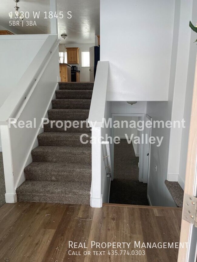 Building Photo - Beautiful Newly updated 5 bedroom home wit...