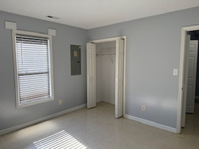 Building Photo - 245 Lakewood Dr