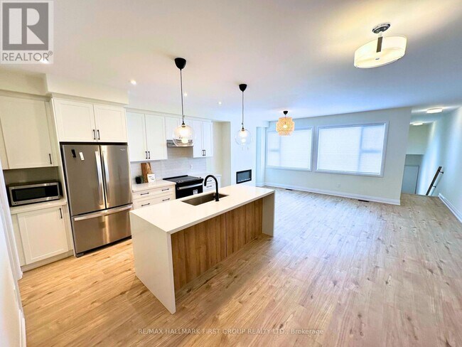 Building Photo - 985 Crowsnest Holw