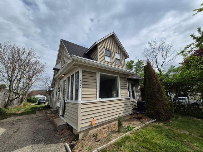 Building Photo - Get this adorable 3-bedroom 2 full bath ho...