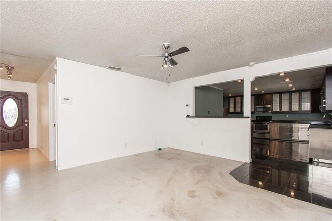 Building Photo - 2524 Berkett Dr