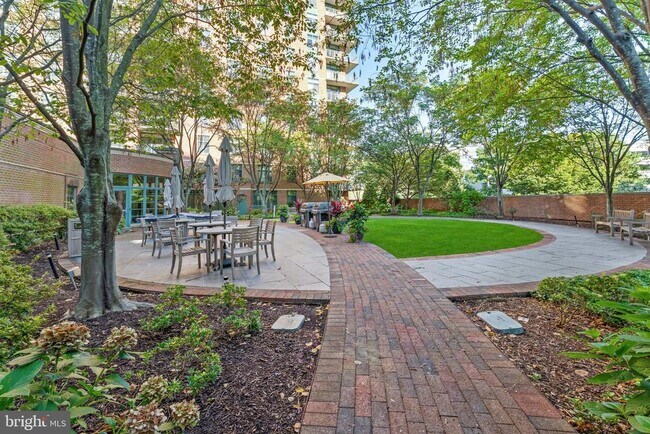 Foto del edificio - 11700 Old Georgetown Rd