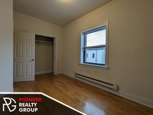Building Photo - 813 W Cornelia Ave