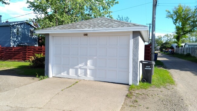 Building Photo - 804 7th Ave SE