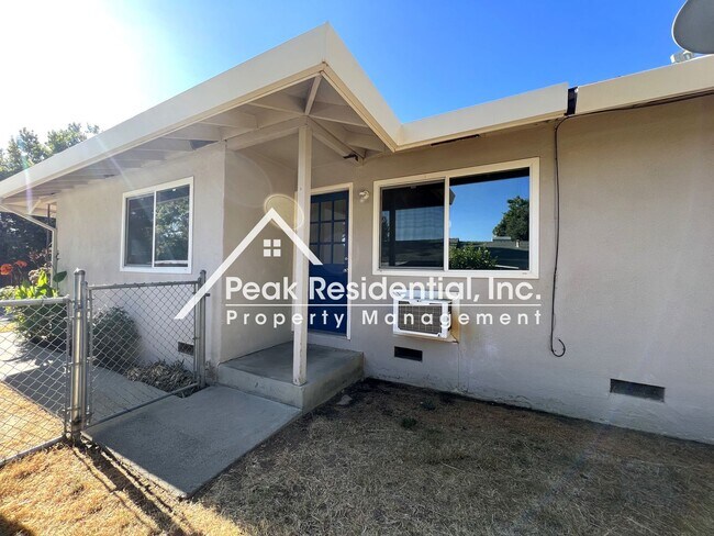 Foto del edificio - Updated 2bd/1ba Carmichael Duplex with Garage