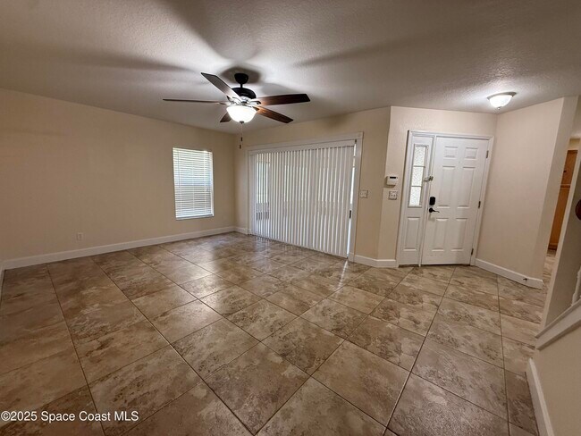 Building Photo - 2613 S Park Ave