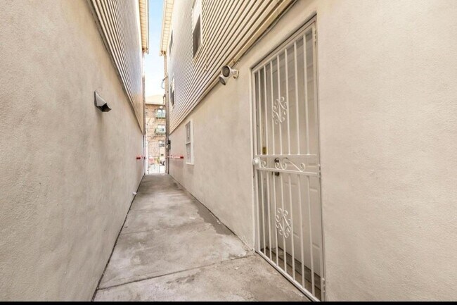 Building Photo - 519 3rd St