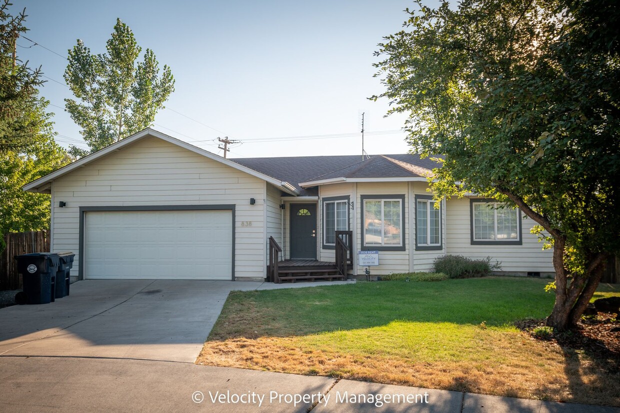 Primary Photo - Single Level Home with Fresh Paint and Flo...