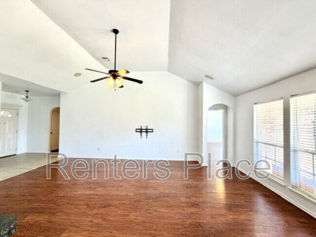 Foto del edificio - 2006 W J St