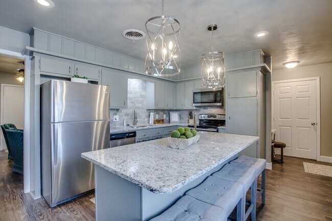 Foto del edificio - 4 bed / 2 bath Available For PRE-LEASING F...