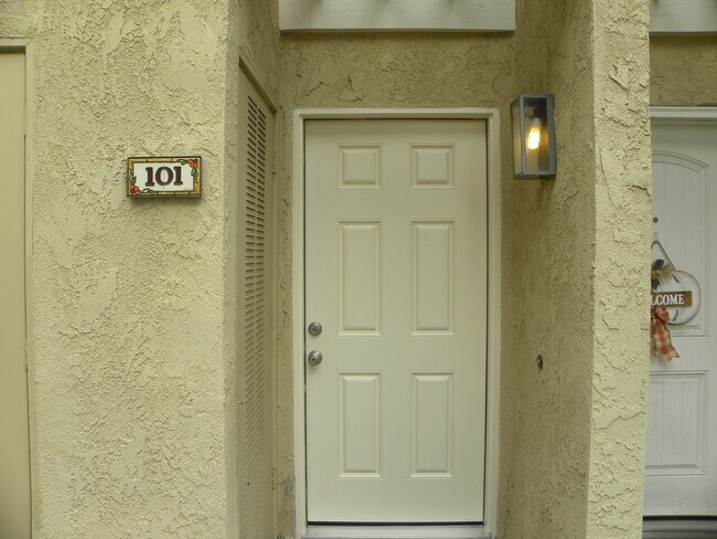 Foto del edificio - Lovely 1 Bed 1 Bath 2 Story Condo in Irvine